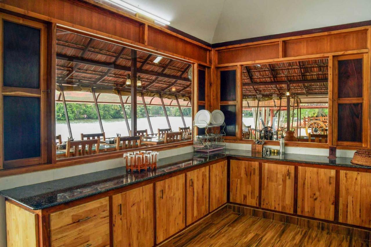 Stayvista At La Riva Heritage Villa With Bicycle Alappuzha Kültér fotó